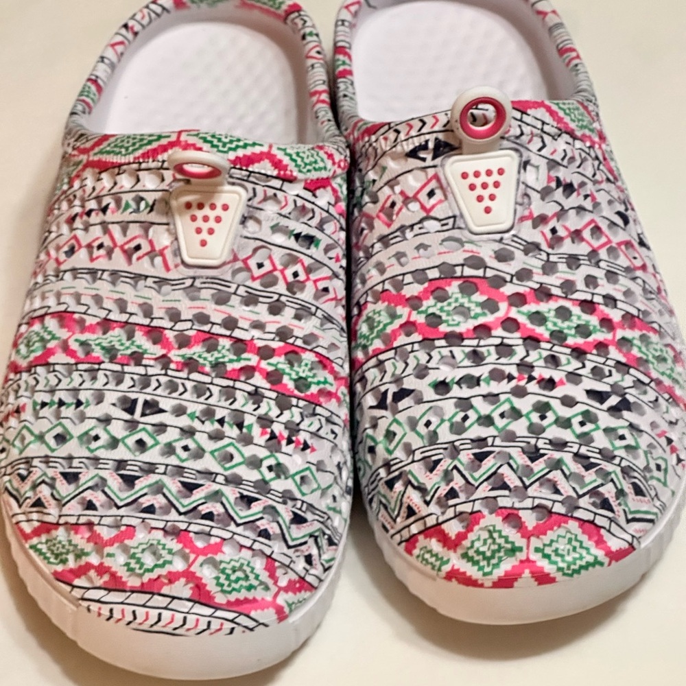 White and Pink Summer Garden Clogs with Woven Pattern and Rounded Toe